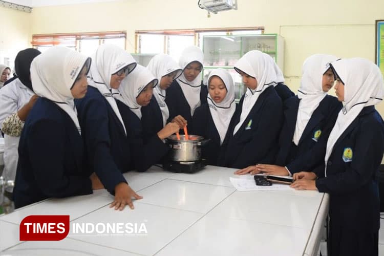 Ciptakan Pembelajaran Kontekstual, MTsN 1 Ponorogo Bersama UNIPMA Gelar Pelatihan Pembuatan Yogurt