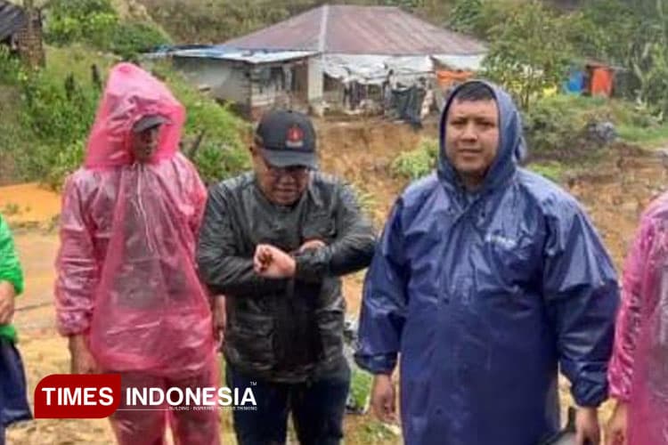 Tim Gabungan DPRD, TNI, dan Nagari Tengah Evakuasi Warga Saat Hujan Deras