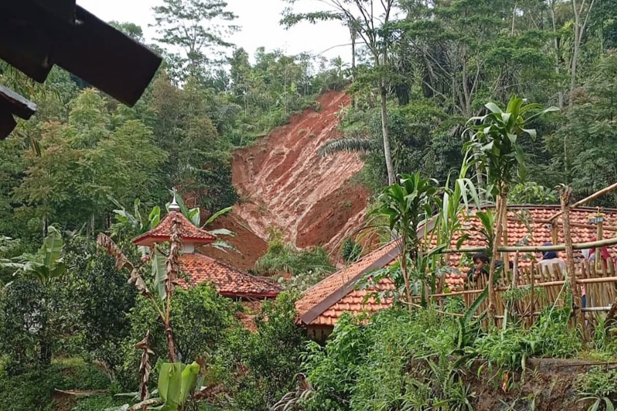 Tanah Longsor Terjang Cianjur, Akses Jalan Tertutup dan Belasan Rumah Terancam