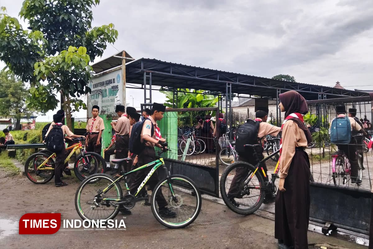 Perkuat Kedisiplinan dan Adab Beribadah, MTsN 9 Jombang Libatkan OSIS dalam Pembinaan Karakter
