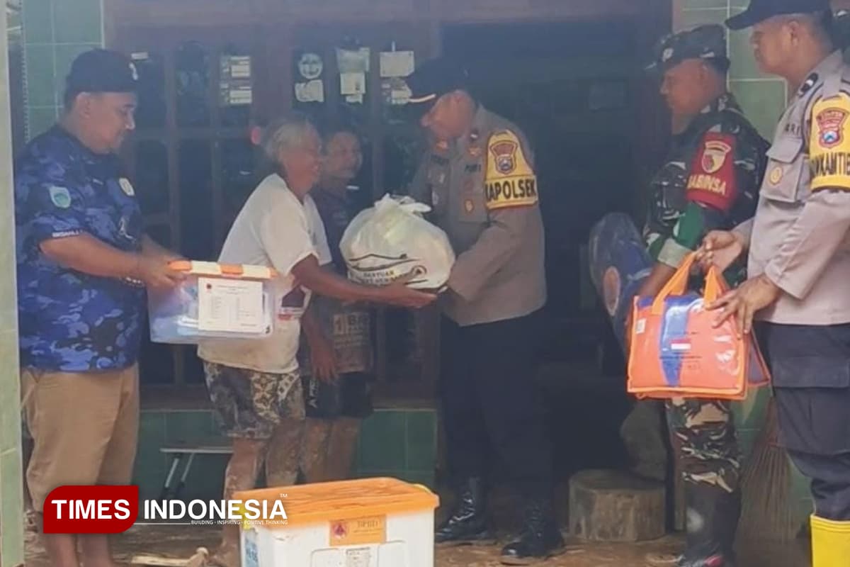 Sembako dari Polres Pacitan Bikin Senyum Korban Longsor di Arjosari