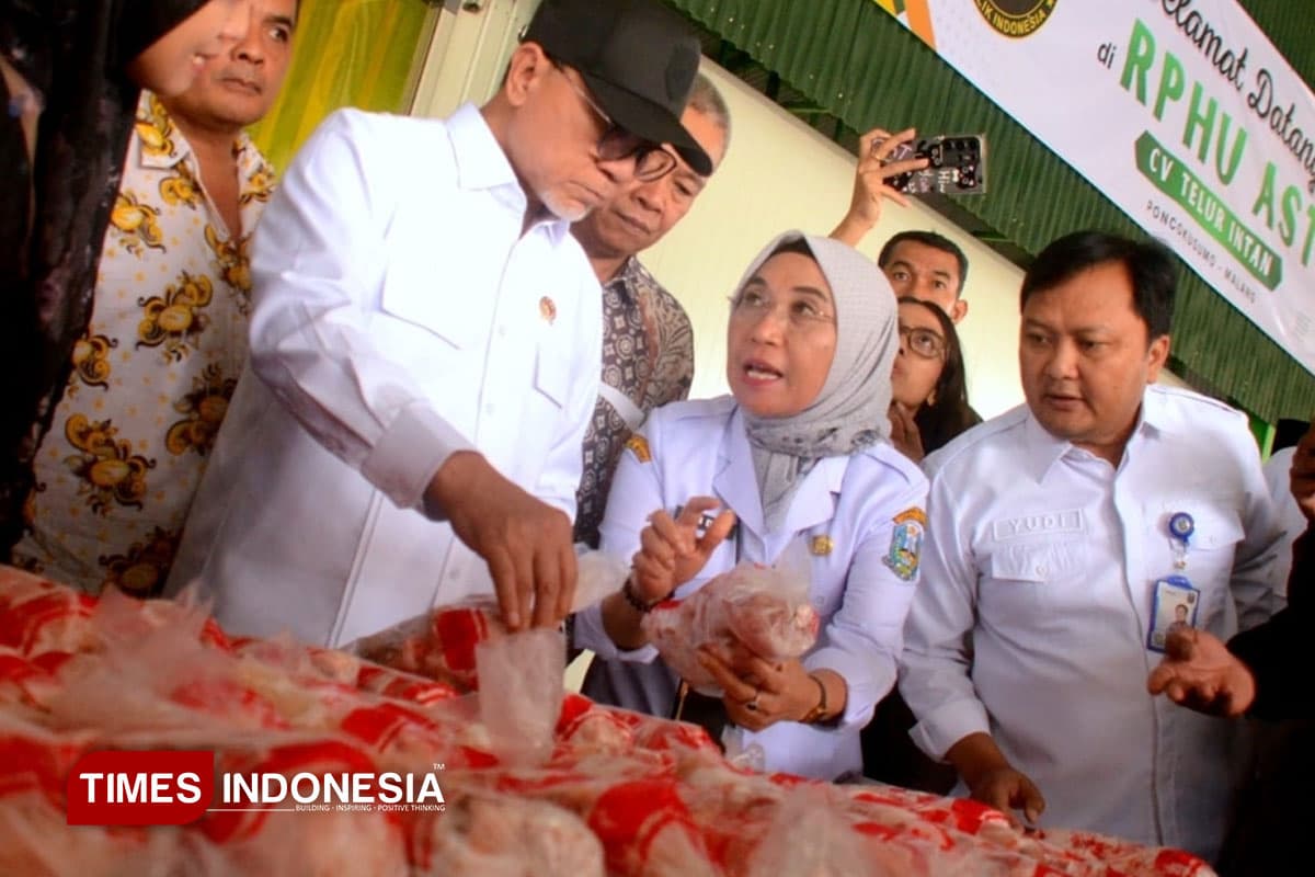 Menko Pangan Kunjungi CV Telur Intan di Tumpang Malang, Pastikan Stok Aman