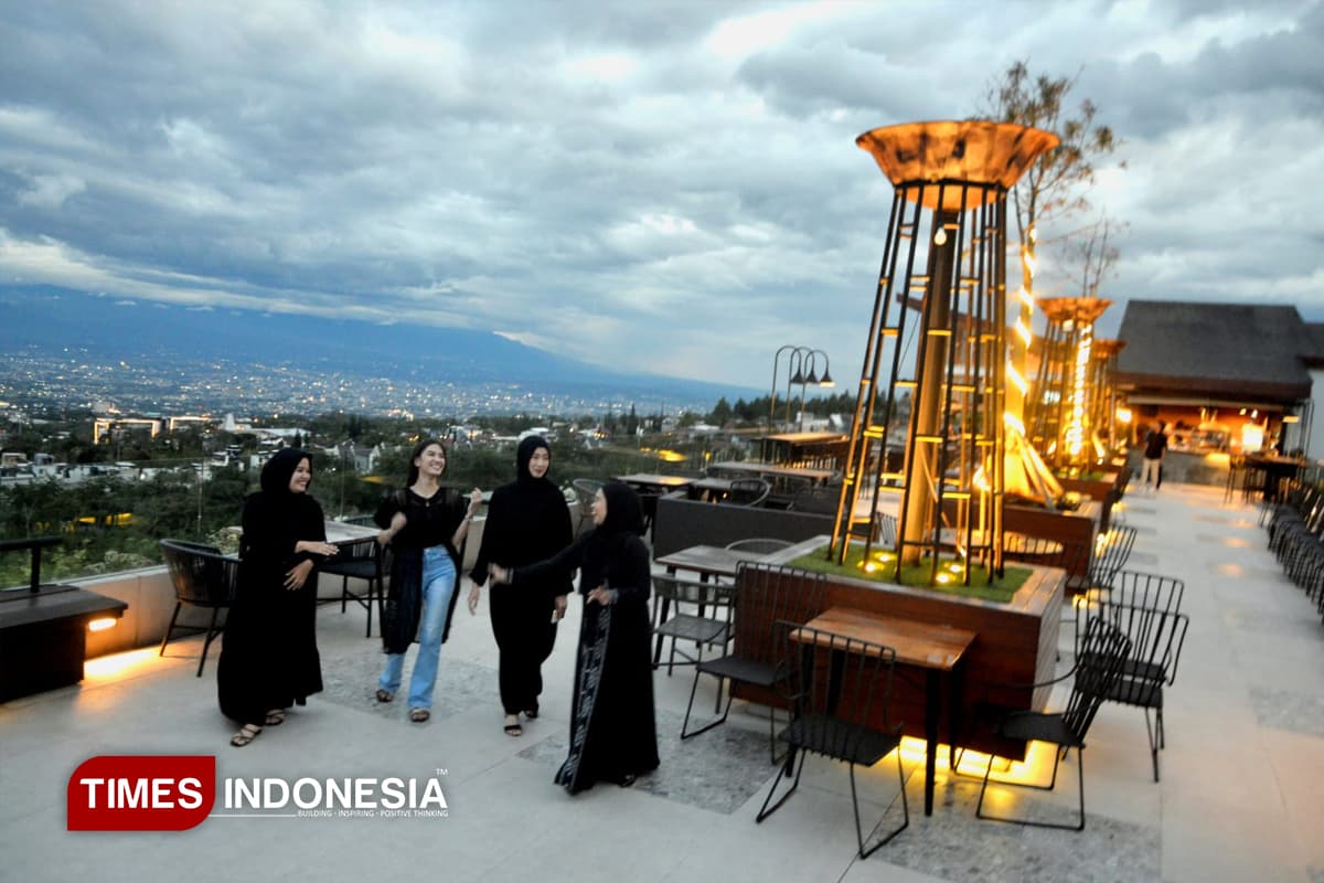 Menikmati Kuliner Beratap Langit di Sky Lounge Amartha Hills Kota Batu