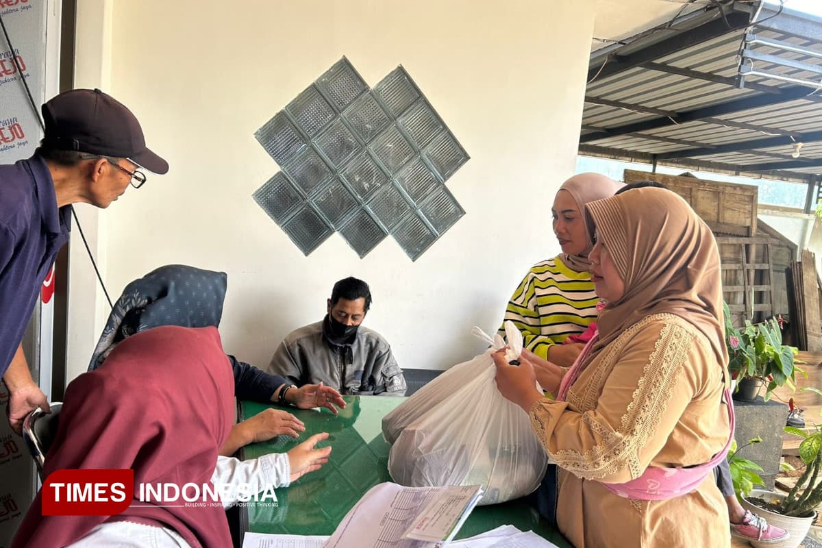 Berkah Pendapatan Desa Naik, Warga Tulungrejo Kota Batu Kebagian Sembako Gratis