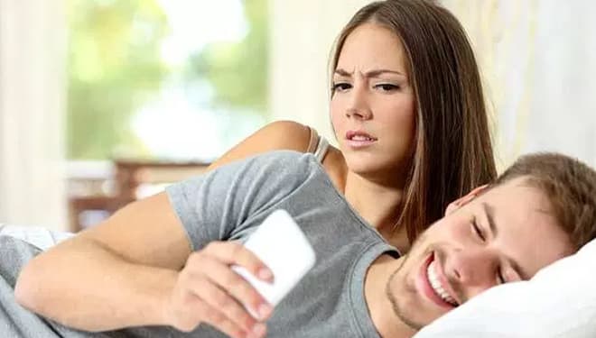 Terlalu Sibuk dengan Gadget, Ini Akibatnya pada Hubungan Asmara