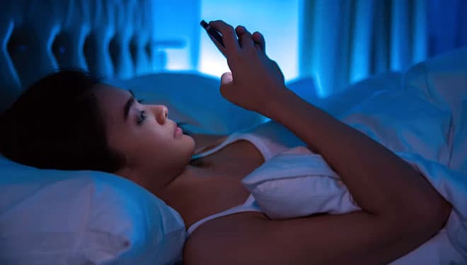 Hindari Kerusakan Mata Akibat Cahaya Smartphone dengan 7 Hal Ini