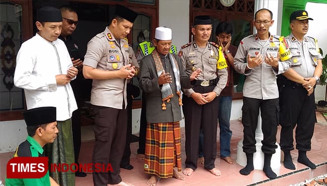 Kapolres Batu ke Ponpes Slatri, AKBP Budi Hermanto Ditunjukkan Alquran Kuno