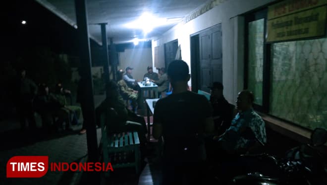 Antisipasi Pergerakan Massa, Warga dan Polisi di Banyuwangi Patroli Bersama