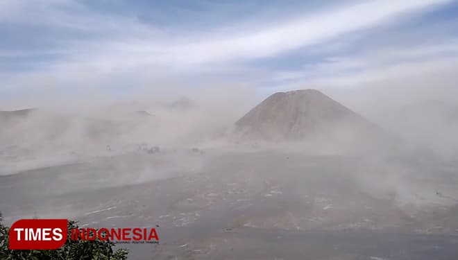Laut Pasir Bromo Diterjang Badai Debu