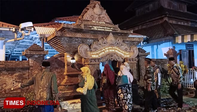 Sakralitas Malam Jumat Legi di Makam Tegalsari Ponorogo