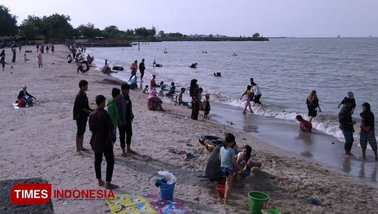 Liburan Nataru, Pantai Dalegan Jadi Favorit Wisatawan