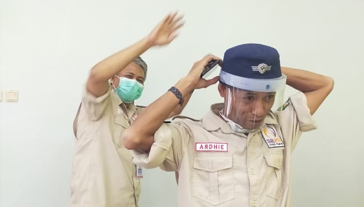 Gotong Royong Merakit Face Shield bagi Tenaga Medis Covid-19