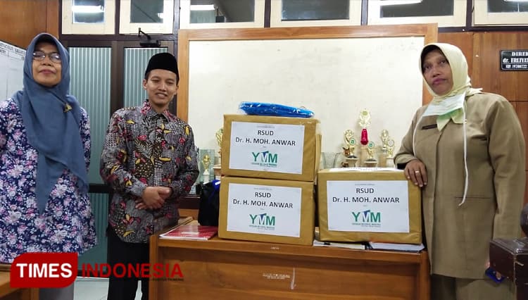 Bantu Tenaga Medis, YMM Serahkan APD ke RSUD Moh. Anwar Sumenep
