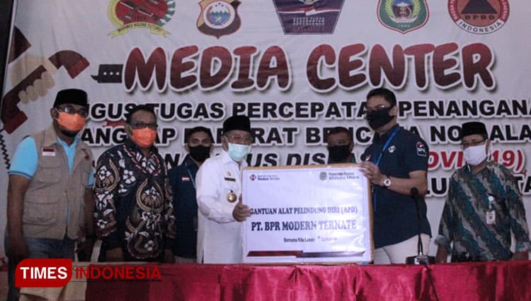Giliran PT BPR Modern Ternate Salurkan APD untuk Paramedis