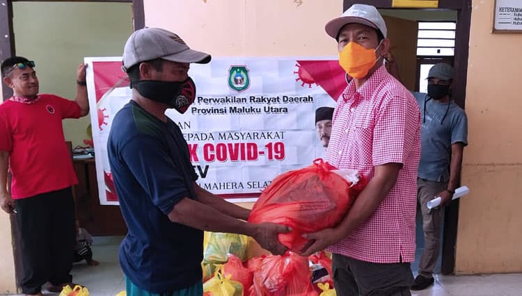 Ketua DPRD Provinsi Malut Kuntu Daud Mulai Salurkan Sembako