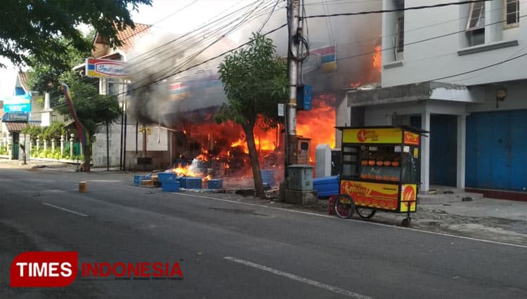 Dipicu AC Terbakar, Minimarket di Solo Ludes Terbakar