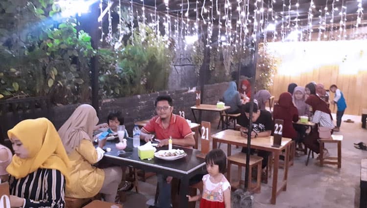 Tetap Layani Buka Puasa, Kedai Garasi di Pamekasan Terapkan Physical Distancing