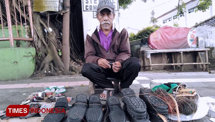 Tukang Sol Sepatu Kuningan Tetap Bertahan di Tengah Pandemi Covid-19