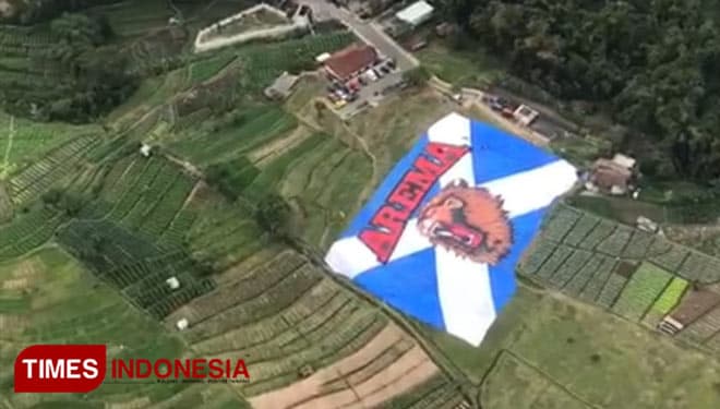 HUT ke 33 Arema FC, Aremania Terbangkan 33 Bendera
