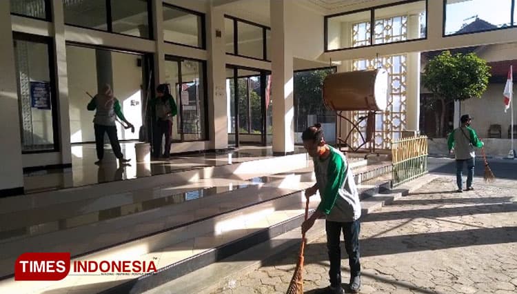 Mahasiswa KKN Unisma Malang Gelar Aksi Bersih-Bersih Tempat Ibadah di Desa Glanggang