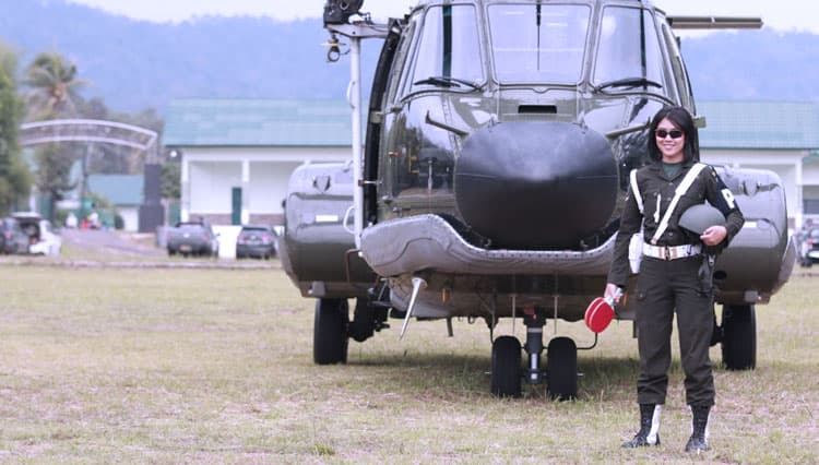Prajurit Kowad Cantik Pandu Daratkan Heli di Lapangan Tembak Yonif 310/KK