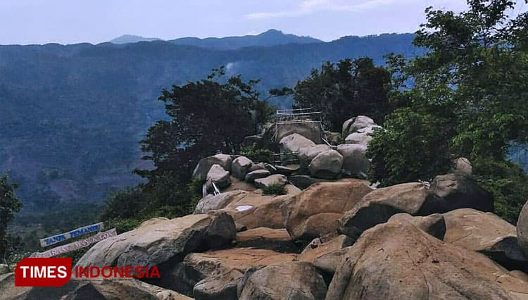 Menikmati Batu Alam di Wisata Gunung Karang Majalengka