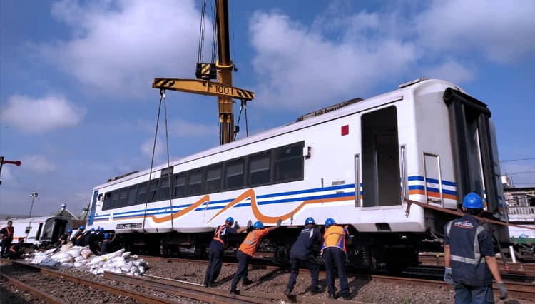 Proses Evakuasi Gerbong Kereta Api Anjlok di Stasiun Malang Kota Lama Masih Berlanjut