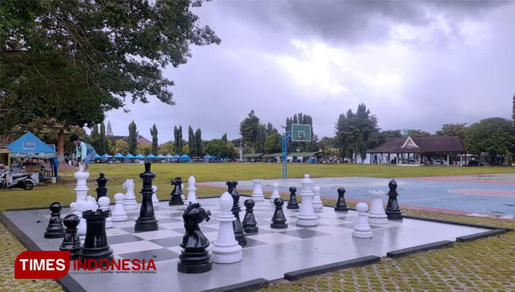 Prasasti Catur di Alun-alun Pacitan Jadi Spot Foto Menarik