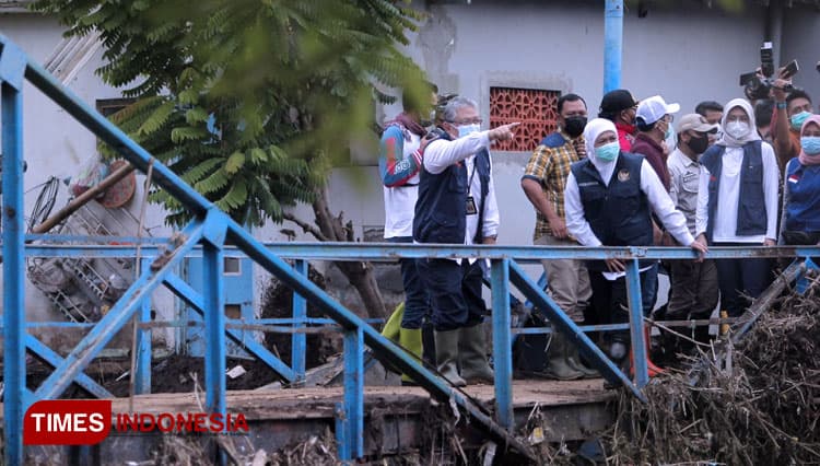 Tinjau Lokasi Banjir Dringu, Gubernur Jatim Khofifah: Yang Rawan Harus Dibronjong Dulu