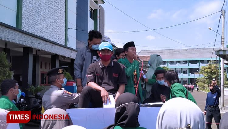 Mahasiswa STAI At-Taqwa Bondowoso Minta Kampus Berlakukan Pemotongan UKT