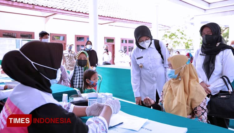 Bupati Banyuwangi Berikan THR kepada Warganya