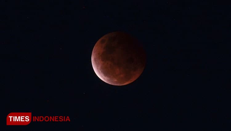 Antusias Masyarakat Kota Tasikmalaya Melihat Proses Gerhana Bulan