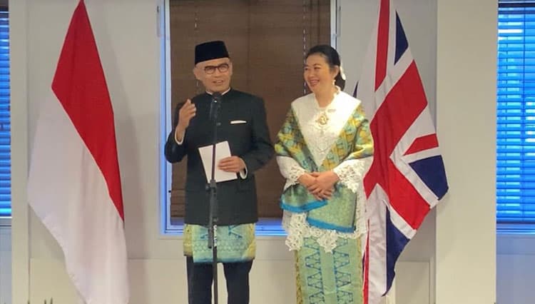 Bertemu Ratu Elizabeth II, Duta Besar Inggris Desra Percaya Serahkan Surat-Surat Kepercayaan