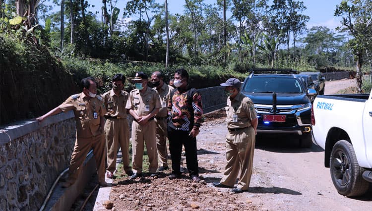 Masyarakat Kalisat Kidul Banjarnegara Lega, Jalan Mirip Sungai Kering Mulai Dibangun