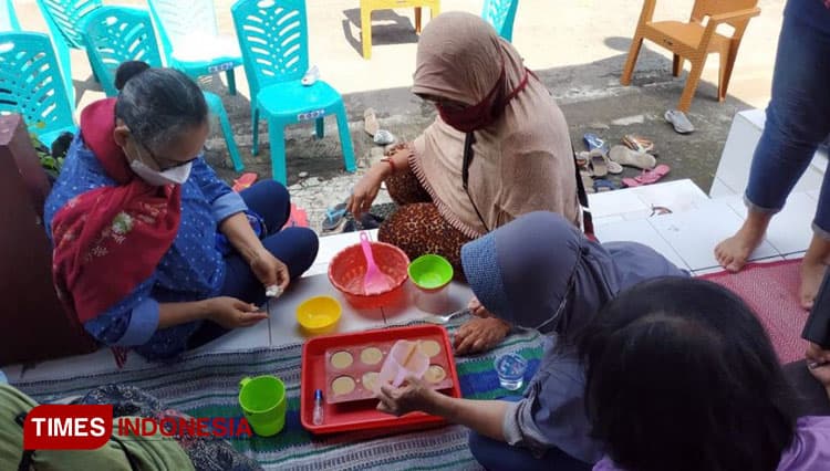 Dosen UIN Maliki Malang Latih Warga Membuat Sabun Herbal dari Daun Bidara