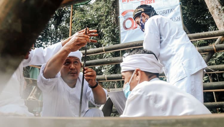 Tradisi Nyangku, Ritual Rutin Bersihkan Pusaka Peninggalan Raja Panjalu di Ciamis