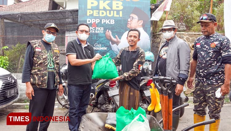 Bawa Sembako Hingga Alat Bangunan, Gus Ali kunjungi Korban Banjir Bandang Kota Batu