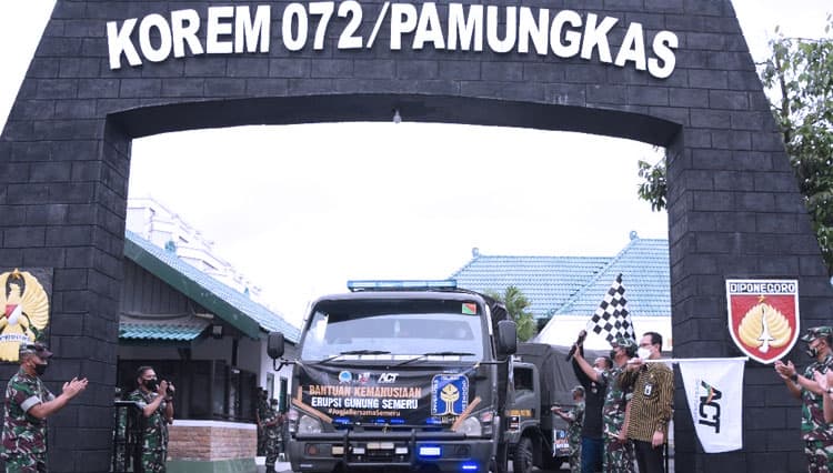 Korem 072/Pamungkas Kirim Bantuan Beras 5 Ton kepada Korban Erupsi Gunung Semeru