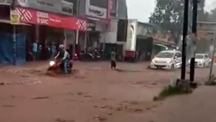 Hujan Lebat, Jalan Raya Mantup Lamongan Kebanjiran