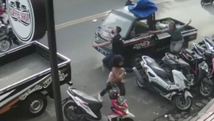 Viral Pegawai Konter HP di Banyuwangi Tertabrak Mobil, Polisi: Mobil Disopiri Juru Parkir