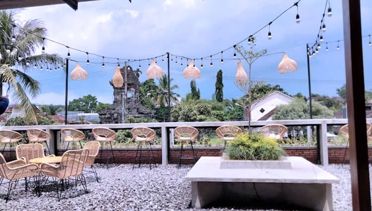 Melirik Kafe Unik dengan Pemandangan Candi Singosari Malang