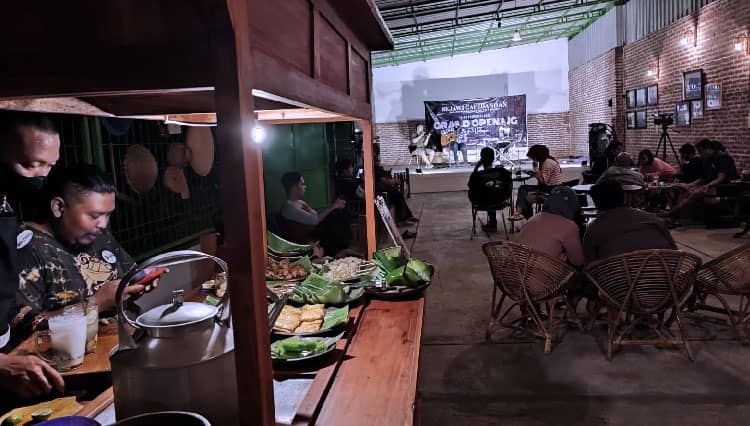 Padukan Konsep Modern-Tradisional, Sejawi Cafedangan Madiun Asyik Buat Nongkrong dan Diskusi