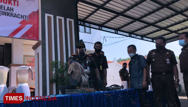 Kejari Kabupaten Probolinggo Lelang Puluhan Barang Bukti Kendaraan dan Motor