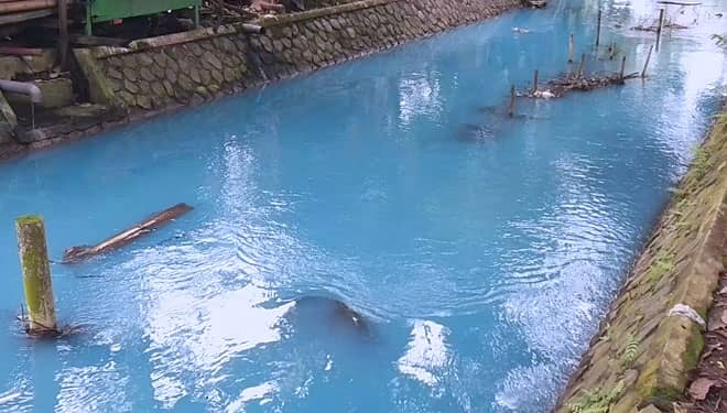 Sungai di Mojokerto Berwarna Biru Laut, Warga Heboh