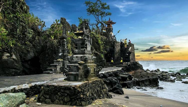 Batu Bolong Temple, a Nice Place to Run from the Crazy Race of Mandalika