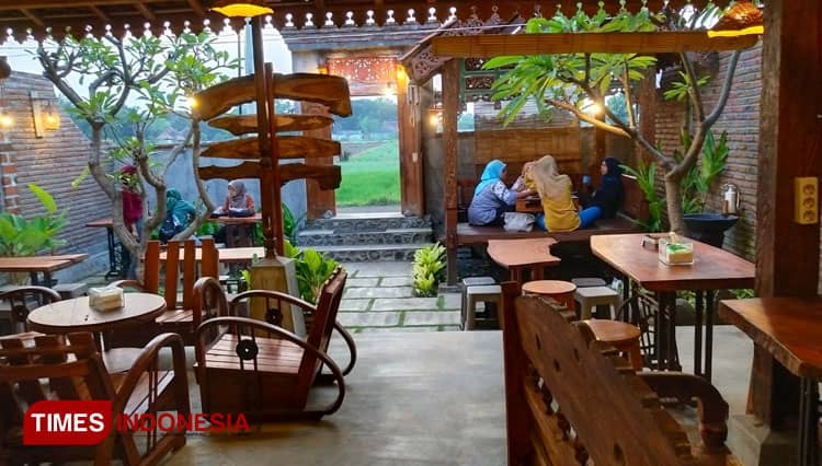 Alami ala Pedesaan, Sensasi Kuliner Warung Tengah Sawah di Probolinggo