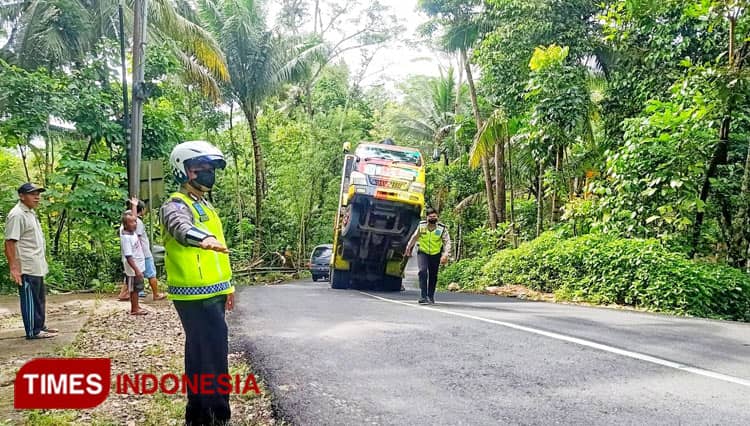 Gegara Google Maps, Truk Nyasar di Pacitan Tak Kuat Menanjak