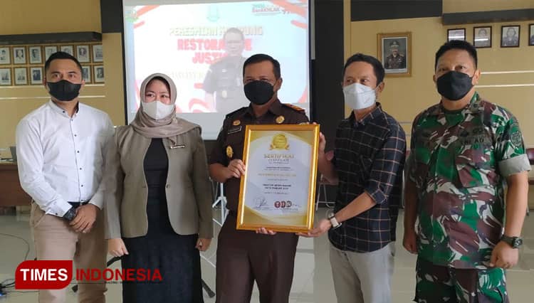 Kajari Kota Banjar Terima Penghargaan ATI 2021 Kategori Positive News Maker