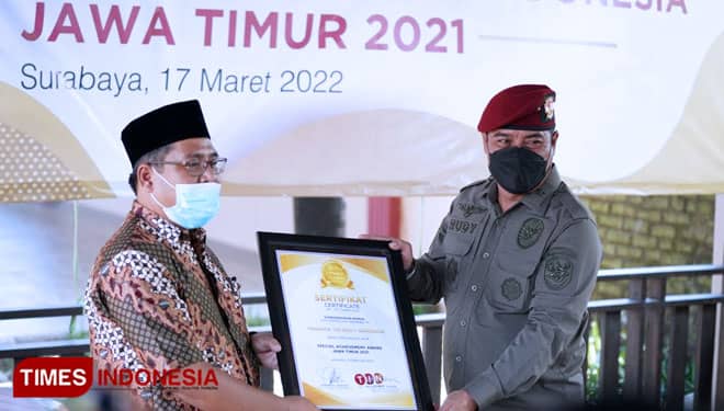 Gerilya Vaksinasi, Kepala BIN Daerah Jatim Terima Special Achievement Award ATI Jatim 2021