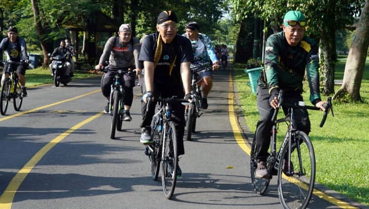 Unik, Anggota TNI Gowes dengan Memakai Blangkon
